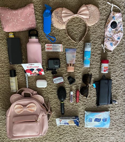 Disney Universal Studios Bag Essentials, What’s In My Disney Bag, Disney World Park Bag, Disneyland Bag Essentials, Disney Bag Essentials, Disney Day Bag, Disney Park Bag Essentials, Disneyworld 2024, Disney Travel Accessories