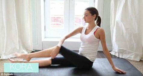 Prenatal Yoga Miranda Kerr Workout, Miranda Kerr Body, Pregnant Model, Pregnancy Yoga, Prenatal Yoga, Yoga Health, Miranda Kerr, Super Mom, Baby Bump