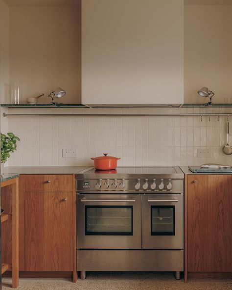 There’s something satisfying about a utensil bar that runs the width of a room. This one is solid stainless steel, 2.7m long, 19mm in diameter. Image — @richardgaston Styling — @studiokumari Stainless Steel Kitchen Countertops, No Upper Cabinets, Stainless Steel Countertop, Mobile Home Kitchen, Stainless Steel Stove, Kitchen Desks, Industrial Style Kitchen, Stainless Kitchen, Stainless Steel Countertops