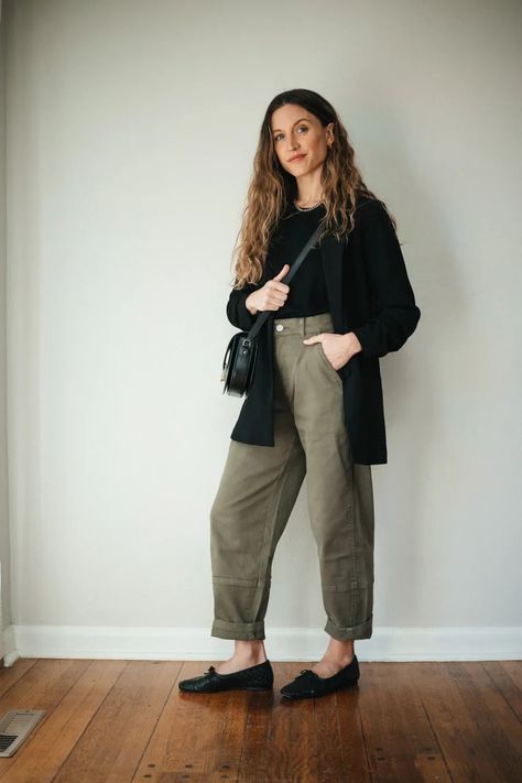 Olive Pants Fall Outfit, Green Pants Work Outfits Women, Olive Trouser Outfit Women, Green Utility Pants Outfits, Green Pants Outfit Casual, Olive Pants Outfit For Work, Bookstore Aesthetic Outfit, Green And Khaki Outfit, Edgy Professional Outfits