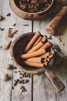 consejos de belleza y salud: Todos los increíbles beneficios de la canela #canela #cinnamon Spices Photography, Menue Design, Aromatherapy Recipes, Spices And Herbs, Beautiful Food, In The Woods, Food Styling, Food Photo, Cinnamon Sticks