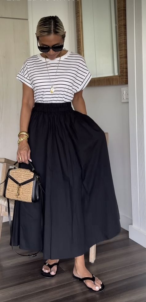 Striped Tshirt Outfits, Striped Skirt Outfit, Black Maxi Skirt Outfit, Cozy Wardrobe, Skirt Outfit Fall, Satin Skirt Outfit, Skirt Outfits Summer, Casual Chic Summer, Maxi Skirt Outfits