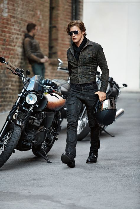 Men Biker Style, Motorcycle Fashion Men, Biker Style Men, Mens Biker Style, Morning Ride, Biker Photography, Biker Photoshoot, Biker Jacket Men, Triumph Scrambler