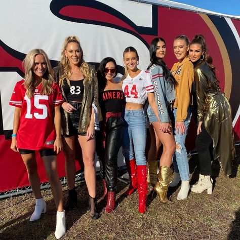 Ｌａｒａ Ｋｅｍｐ on Instagram: “Some say that “it’s just a game” but it truly is so much more. This “game” has brought us so many lifelong friends and so many incredible…” Football Sunday Outfit, Healthy Husband, Super Bowl Logo, Clemson Outfits, Nfl Wives, Hockey Outfits, Bowl Logo, Super Bowl Outfit, Football Girlfriend