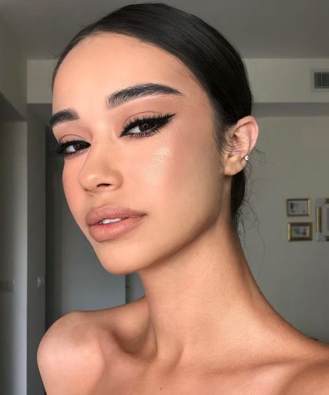 Defined cat eye eyeliner with minimalist skin and nude lips makeup look by @shahabiton_makeup Grafik Eyeliner, Winged Liner Makeup, Nude Lip Makeup, Bold Eyeliner, Eyeliner Hacks, Linda Hallberg, Graphic Eyeliner, Cat Eye Makeup, Beauty Make-up