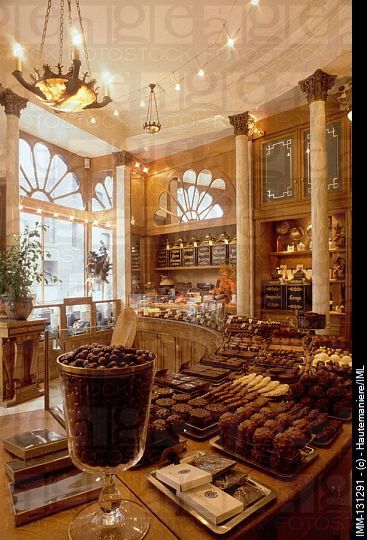 Chocolate Shops, Shop Pictures, I Love Paris, Love Paris, Chocolate Shop, 가을 패션, Favorite City, City Lights, Makanan Dan Minuman