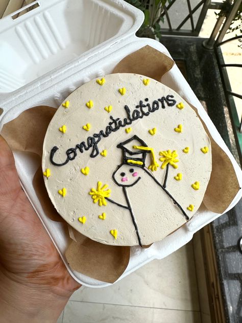 Graduation Bento Cake, Cake Ideas Graduation, Graduation Sheet Cake Ideas, Graduation Cakes For High School, Recipes Cake Pops, Bento Cake Ideas, Degree Cake, Simple Graduation Cakes, Graduation Sheet Cakes