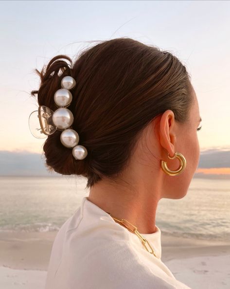 Striking acrylic pearl claw clip. Available in small or large. Pearl Clip Hair, Pearl Hair Claw Clip, Bachelorette Hair Accessories, Bride Claw Clip, Bridal Claw Clip, Pearl Claw Clip Hairstyles, Pearl Hair Clip Hairstyles, Fancy Claw Clip, Cheap Hairstyles