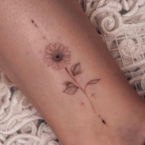 Delicate Flower with Jewellery 🌻Instagram:@necro_noir Sunflower And Moon Tattoo, Line Sunflower Tattoo, Tattoo Art Ideas, Mandala Tattoo Ideas, Sunflower Tattoo Meaning, Sunflower Tattoo Simple, Arrow Tattoos For Women, Geometric Arrow Tattoo, Small Arrow Tattoos