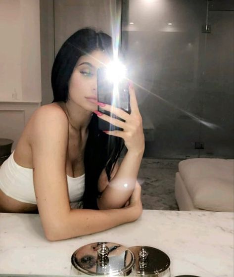 Entryway Christmas Decorations, Kylie Jenner House, Entryway Christmas, King Kylie Era, House Entryway, Jenner House, Kylie Jenner Look, A Very Merry Christmas, King Kylie