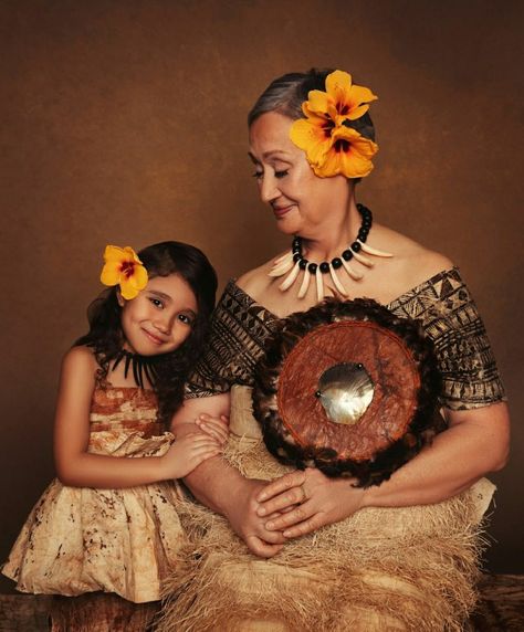 Samoan Dance, Samoan Clothing, Tongan Culture, Samoan Women, Polynesian Art, Māori Culture, Flowers In Her Hair, Hula Dancers, Hawaiian Art