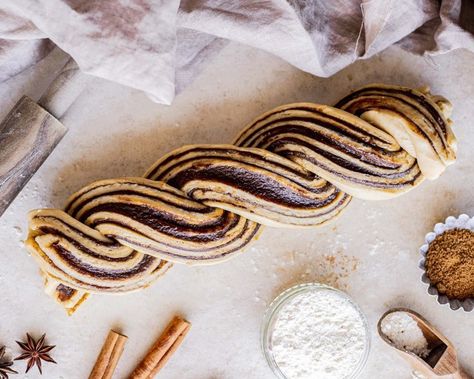 7 Vegan Hanukkah Recipes for a Plant-Based Celebration Vegan Hanukkah Recipes, Hannukah Desserts, Knish Recipe, Bee Free, Hanukkah Food, Vegan Donuts, Jewish Recipes, Apple News, Holiday Celebration