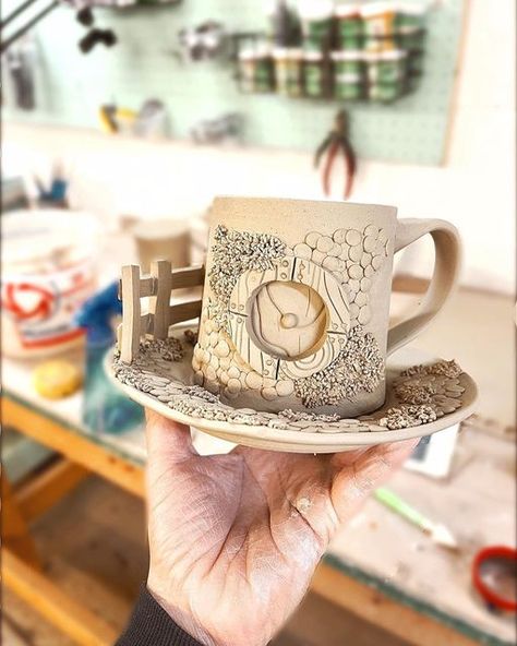 Clay Cup, Hobbit Hole, Pottery Pot, Hobbit House, Cadeau Diy, Pottery Cups, Ceramics Projects, Pottery Mugs, Clay Pottery