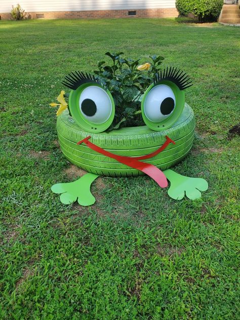 Frog Tire Planter, Used Tire Projects, Bucket Planting, Tire Frog, Repurpose Old Tires, Easy Garden Projects, Tire Projects, Kids Yard, Tire Garden