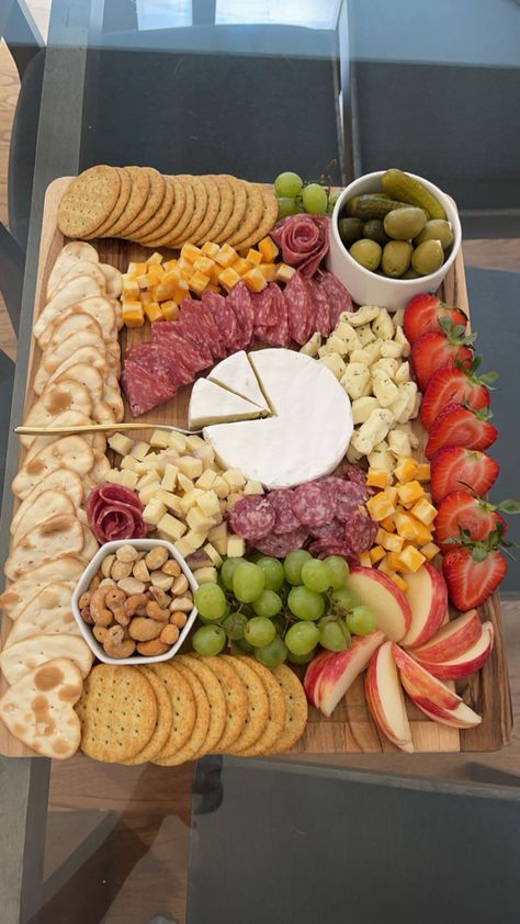 #charcuterie #aesthetic #delicious #charcuterieboard Birthday Appetizers Finger Foods, Charcuterie Board With Hummus, Picnic Food Charcuterie, Birthday Dinner Charcuterie Board, Food Bored Ideas, Grad Charcuterie Board Ideas, Chacudory Board, Chacootary Board, Shicutery Board