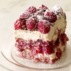 Raspberry Tiramisu, Tiramisu Recept, Raspberry Desserts, Raspberry Recipes, Tiramisu Recipe, A Piece Of Cake, Glass Baking Dish, Piece Of Cake, Food Cakes