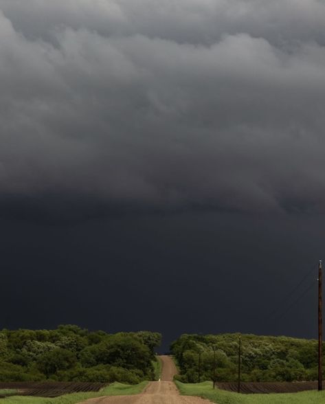 Dark Weather, Rainy Sky, Dark Landscape, Storm Photography, Dark Nature Aesthetic, Calm Before The Storm, Dark Clouds, Perfect Weather, Dark Skies