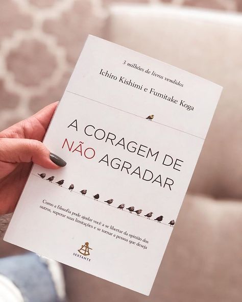 Já parou para pensar o que você faz quando está no seu quarto, só, com apenas a sua própria companhia? Por mais que esse momento ainda possa carregar muitos julgamentos dentro da sua mente, uma coisa é certa: ninguém está te olhando e talvez você faça coisas menos prováveis do que em um grupo de pessoas. É – mais ou menos – isso que traz o livro “A coragem de não agradar”, com mais de 3 milhões de exemplares vendidos desde o lançamento. Inspirational Books To Read, Book Suggestions, Psychology Books, Lettering Tutorial, Writing Poetry, Christian Books, Book Inspiration, I Love Books, Inspirational Books