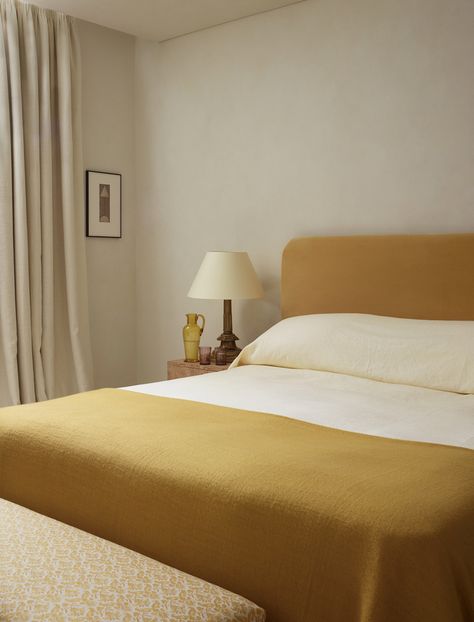 Love this simple tapered edge headboard by Rose Uniacke with clean ecru linens and matching marigold blanket. #details #simplicity #beds #tonality #interiordesign Hall Sofa, Minimalism Living, Rose Uniacke, Interior Minimalista, Eclectic Bedroom, Yellow Bedroom, Classic Bedroom, Elegant Bedroom, Elegant Interiors