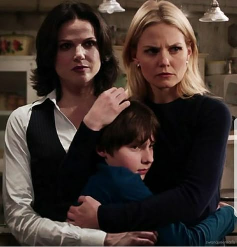 Swan-mills family. Is it just me or do both Emma and Regina look really protective Emma And Regina, Regina And Emma, Ouat Cast, Once Up A Time, Lana Parilla, White Knight, Swan Queen, Regina Mills, Jennifer Morrison