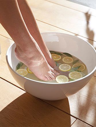 Peppermint Water, Rust Texture, Wallpaper Texture, Dr Hauschka, Baking Soda Uses, Foot Soak, Detoxify Your Body, Healthy Tips, 5 Ways