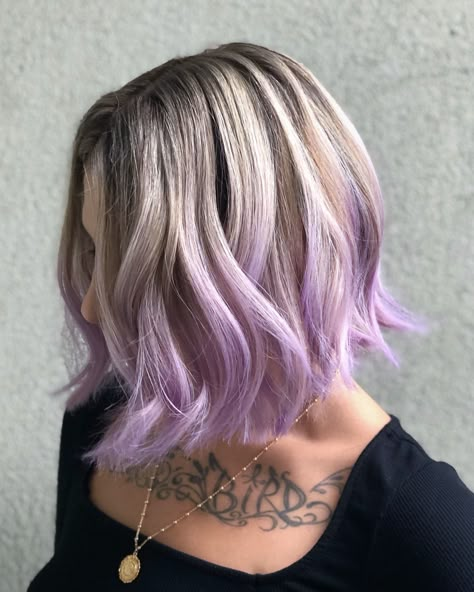 Platinum And Lilac Hair, Lilac Highlights Blonde Short Hair, Purple Highlights Blonde Hair Short, Blonde And Lilac Hair Highlights, Blonde And Lilac Hair Ombre, Lavender Money Piece Hair Blonde, Blonde And Purple Balayage, Blonde Hair With Lilac Highlights, Lilac And Blonde Hair