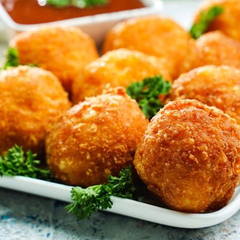 Copycat cheese boulders are the perfect combination of melty cheese on the inside with a crisp outside ideal for snacking! Buckhead Cheese Boulders, Fried Pimento Cheese Balls, Fried Cheese Balls Recipe, Fried Appetizers, Melted Cheese Sauce, Cheddar Cheese Ball, Fried Ham, Fair Foods, Deep Fried Appetizers