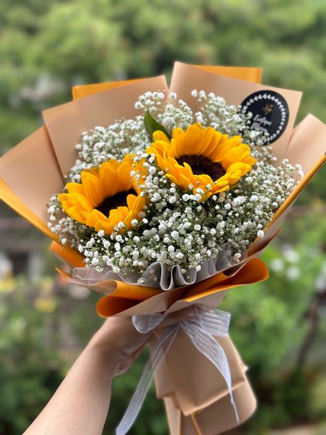 Sunflowers And Baby Breath, Sunflower And Baby Breath Bouquet, Small Sunflower Bouquet, Mini Sunflower Bouquet, Sunflower Bouquet Aesthetic, Baby Breath Bouquet, Sunflowers Bouquet, Sunflower Bridal Bouquet, Gypsophila Bouquet