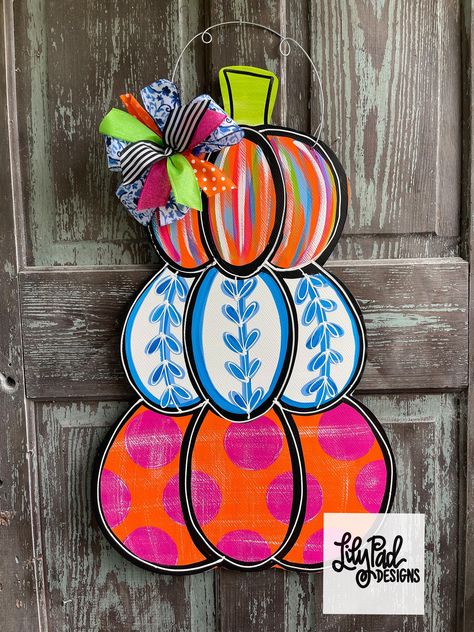 1/4" PRINTED wood door hanger. 28" Sealed and finished with a matching bow. Recommended for use on a covered porch. Pumpkin Stack Door Hanger, Auburn Door Hanger, Painted Pumpkin Door Hanger, Halloween Door Hangers Wooden, Easter Rabbit Crafts, Halloween Yard Decorations Diy, Painted Window Art, Fall Pallets, Fall Windows