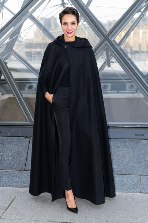 Louis Vuitton Fall 2019 Ready-to-Wear Fashion Show - Vogue Jacket Abaya, Classy Abaya, Black Tie Event Dresses, Womens Dress Coats, Cape Fashion, Cape Cloak, Hijabi Style, Ageless Style, Grand Palais