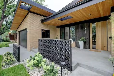 The Lucite House (22 Photos) - Dwell Mid Century Brick House, Modern Spanish Exterior, Mid Century Exterior Paint Colors, Mid Century Modern House Exterior, Brick Ranch Houses, Exterior Entrance, Mid Century Modern Exterior, Ranch House Exterior, Mid Century Exterior