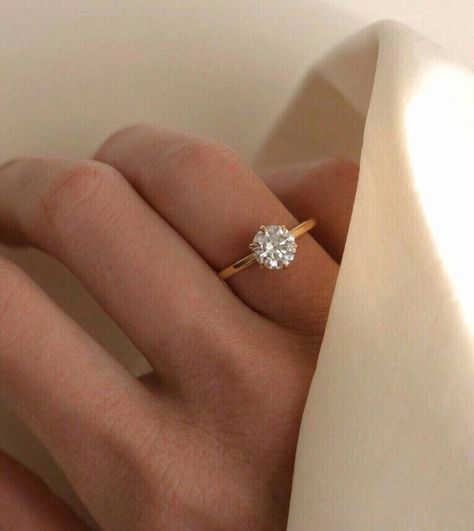 Circle Wedding Rings, Circle Engagement Rings, Gold Band Engagement Rings, Engagement Ring Types, Dream Wedding Ring, Cute Engagement Rings, Future Engagement Rings, Engagement Inspo, Classic Wedding Rings