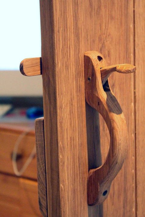 Brass door latch reuse Wood Latches, Door Handle Diy, Wooden Door Knobs, Wooden Lock, Wooden Hinges, Door Latches, Wood Hinges, Handmade Door, Make A Door