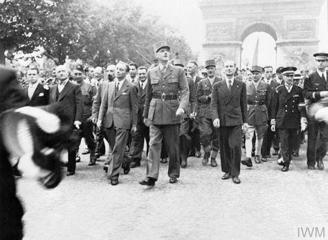 THE LIBERATION OF PARIS, 25 - 26 AUGUST 1944 Paris In August, Liberation Of Paris, 4th Infantry Division, Military Tactics, Army Officer, 1 January, History Architecture, French History, French Army