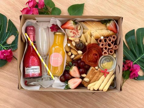 Nuevo lanzamiento de Brunch Box By Cravings Mini pancakes San Andrés Isla, Colombia. Charcuterie Lunch, Grazing Food, Charcuterie Gifts, Breakfast Gift, Graze Box, Picnic Box, Charcuterie Inspiration, Mini Pancakes, Snack Board