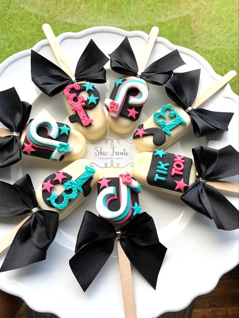 Birthday Drip Cake, Tiktok Party, Tiktok Birthday, Bday Party Kids, Girly Birthday Party, Music Themed Parties, Happy 13th Birthday, Birthday Party For Teens, Tic Toc