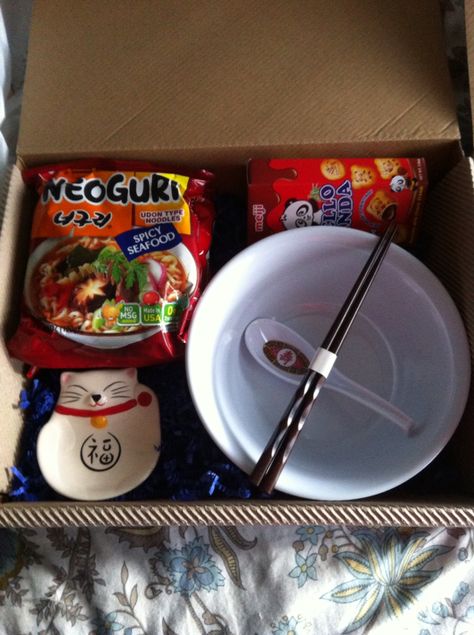 Ramen Noodle night kit basket gift idea Ramen Themed Gifts, Ramen Noodle Gift Basket, Korean Gift Box Ideas, Ramen Gift Basket Ideas, Korean Gift Basket, Asian Gift Basket Ideas, Ramen Gift Basket, Anime Gift Basket, Ramen Gift Ideas