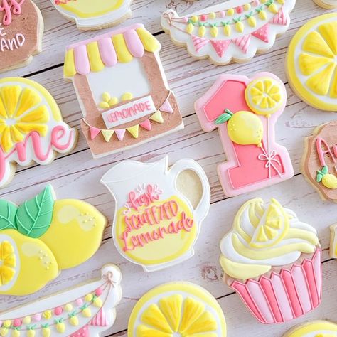 Lemonade Decorated Cookies, Lemon Birthday Cookies, Lemonade Cookies Decorated, Summer Decorated Sugar Cookies, Lemonade Stand Cookies, Summer Sugar Cookies, Professional Cakes, Lemonade Birthday, Cookie Board