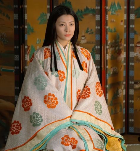 Traditional Japanese Clothing Woman, Medieval Japanese, Medieval Japan, Japanese Traditional Clothing, Heian Era, Japan Outfit, Japanese Dress, My Kind Of Woman, Beautiful Kimonos