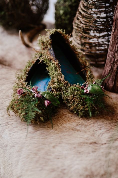 Woodland Fairy Costume Shoes, Moss Shoes Diy, Moss Boots Diy, Moss Fairy Costume, Moss Corset, Wedding Faerie, Moss Costume, Puck Fairy, Moss Clothes