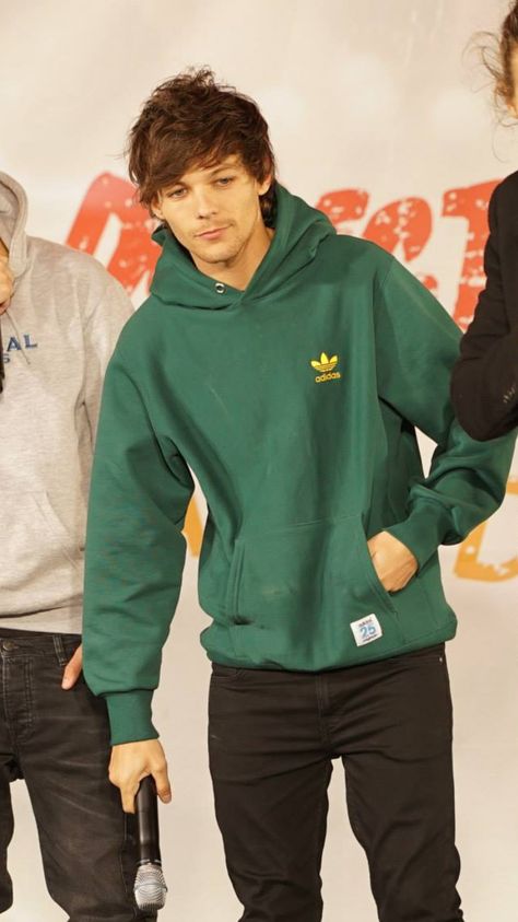 Louis Tomlinson Outfits, Louis Tomlinson Wallpaper, Irish Boys, One Direction Pictures, Louis Williams, Hoodie Green, Green Hoodie, Adidas Hoodie, Larry Stylinson