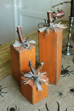 Block Pumpkins - Halloween decorations made from pallet wood. Halloween Pallet Projects, Halloween Palette, Pallet Halloween, Halloween Decor Diy, Fall Wood Crafts, Halloween Wood Crafts, Decoration Shabby, Adornos Halloween, Halloween Tattoo