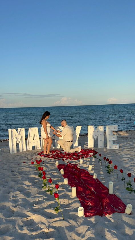 Beach Marriage Proposal Ideas, Marry Me Beach Proposal, Wedding Proposal Ideas Beach, Marry Me Ideas Proposals, Proposal Set Up Ideas Outside, Proposal Props, Beach Proposal Setup, Proposal Set Up Ideas, Beach Proposal Ideas