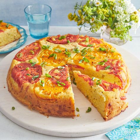 upside down tomato cornbread recipe Tomato Cornbread, Quick Bread Recipes Easy, Cornbread Recipe, Bbq Sides, Summer Tomato, Summer Recipes Dinner, Corn Bread Recipe, Quick Bread Recipes, Food History