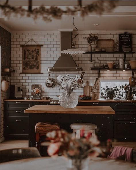 Dark Cottage Home Decor, Tavern Core Aesthetic, Dark Academia Aesthetic Dining Room, Dark Rustic Home Decor, Academia Kitchen, Dark Academia Kitchen, Academia House, Cottage Core Home, Earthy Home