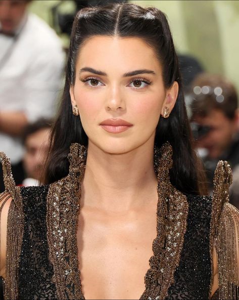 Kendall Jenner Ear Piercings, Kendall Jenner Met Gala Makeup, Kendall Jenner Maquillaje, Engagement Concept, Kendall Jenner Tumblr, Kendall Jenner Met, Kendall Jenner Pics, Kendall Jenner Met Gala, Kendall Jenner Face