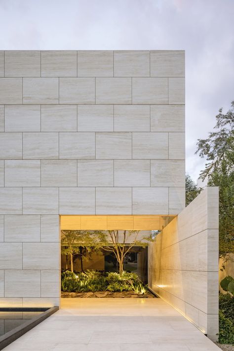 Travertine walls enclose Casa ZTG in Guadalajara by 1540 Arquitectura Travertine Facade, Stone Cladding Exterior, Cladding Design, Facade Material, Facade Architecture Design, Facade Cladding, Stone Facade, Stone Architecture, Wall Exterior