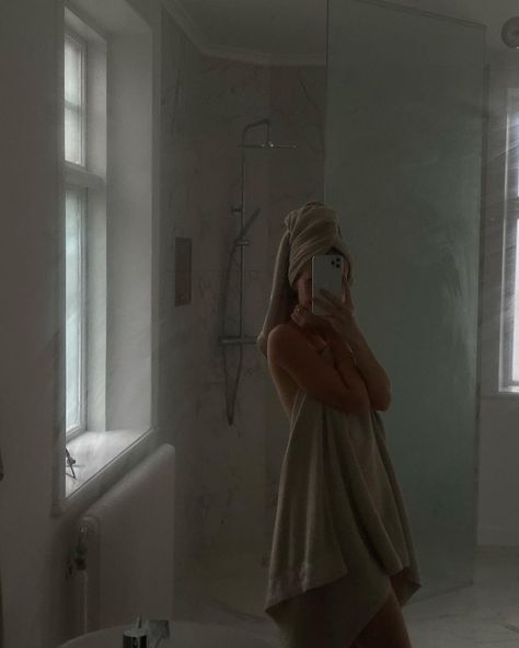 Bathroom Selfie Aesthetic, Shower Aesthetic, Shower Pics, Shower Outfits, Girls Mirror, Mirror Selfie Poses, Selfie Poses, Instagram Foto, Bella Hadid