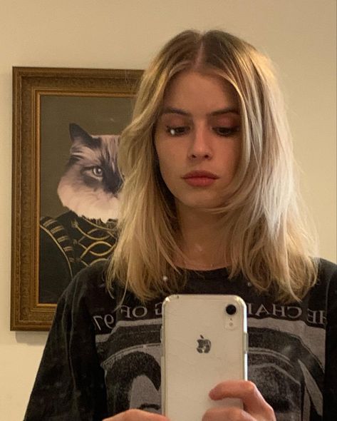 carlson young Lucy Star, Carlson Young, Mtv Scream, I Love Girls, Mtv, Scream, Hair Color, Blonde, Mirror Selfie