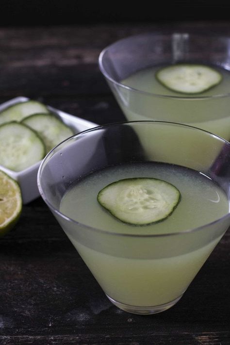 Cucumber Martini Cucumber Martini Recipe, Cucumber Martini, Martini Cake, Shots Drinks, Martini Recipes Vodka, Pickle Vodka, Cucumber Vodka, Vodka Lime, Martini Recipe